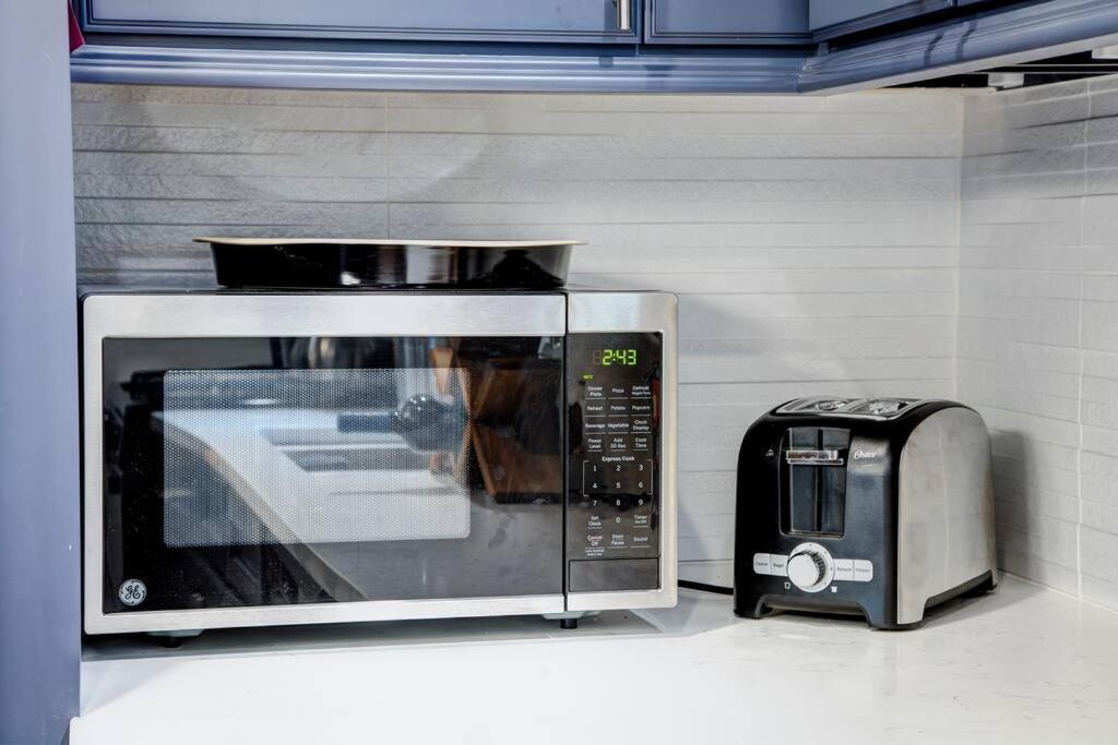 Stylish 2br Stunner In Unbeatable Location Apartment Chicago