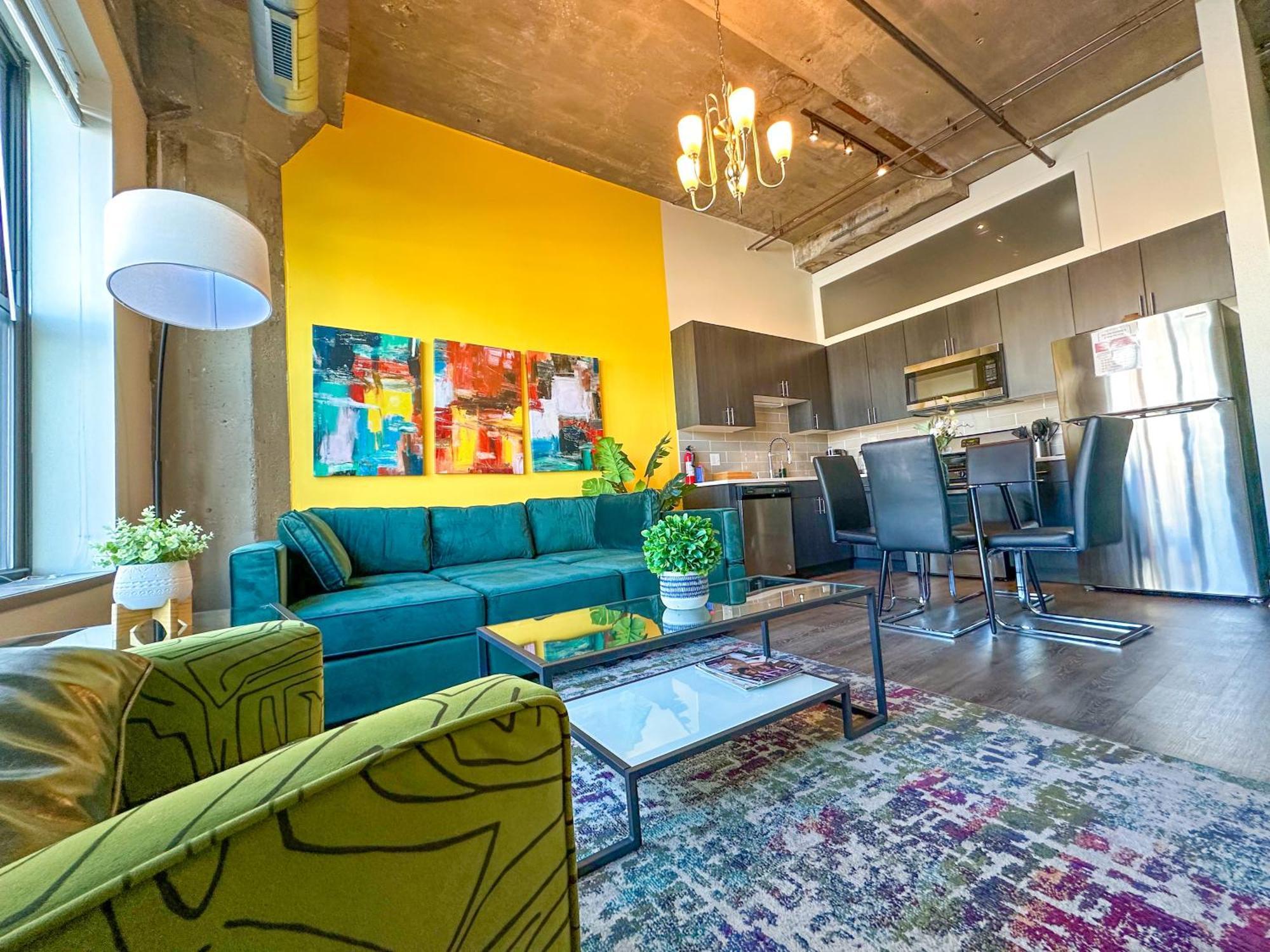 Spacious 2br South Loop With Skyline View, Optional Parking And Gym Access Close To Mccormick Place, Grant Park, Museum Campus & Cta Lines