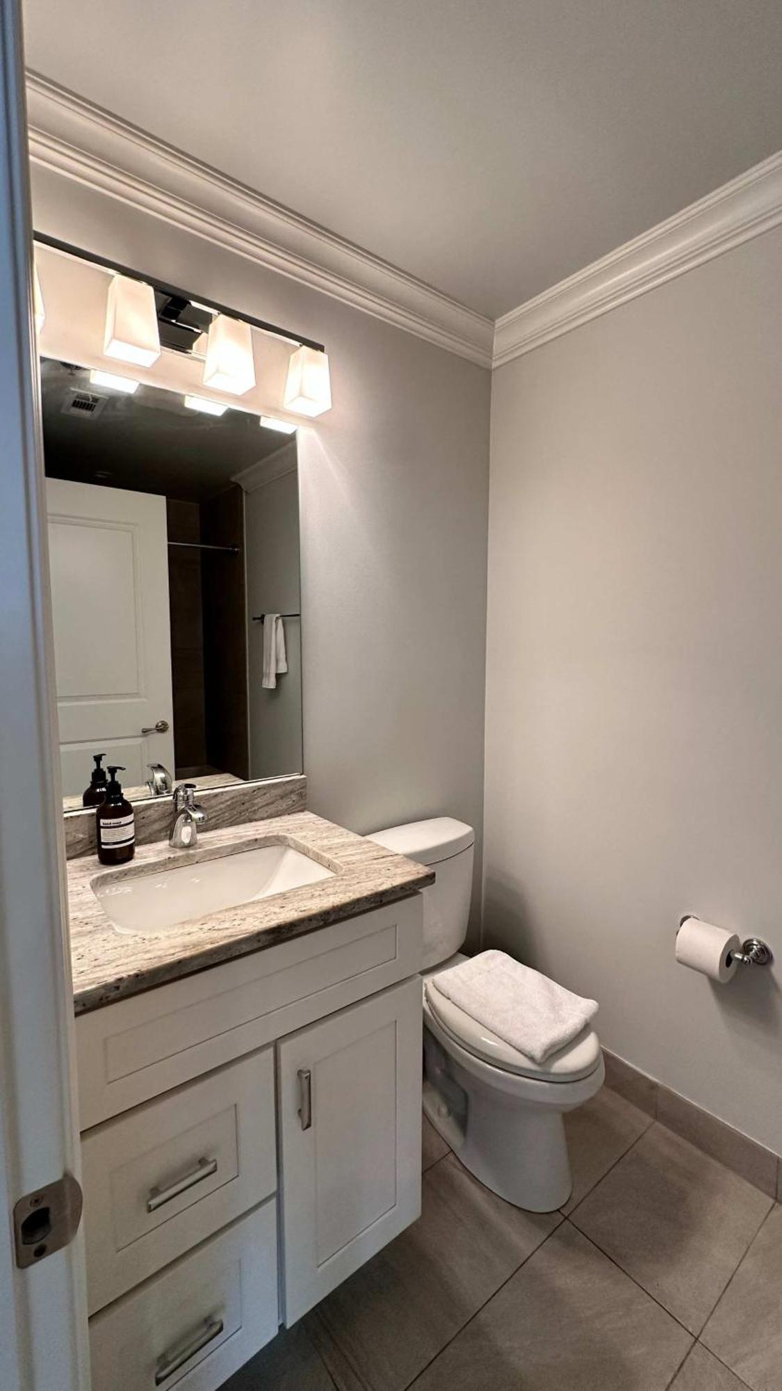 Apartment Cozy 1 Bedroom 1 Parking Sleeps 4 *