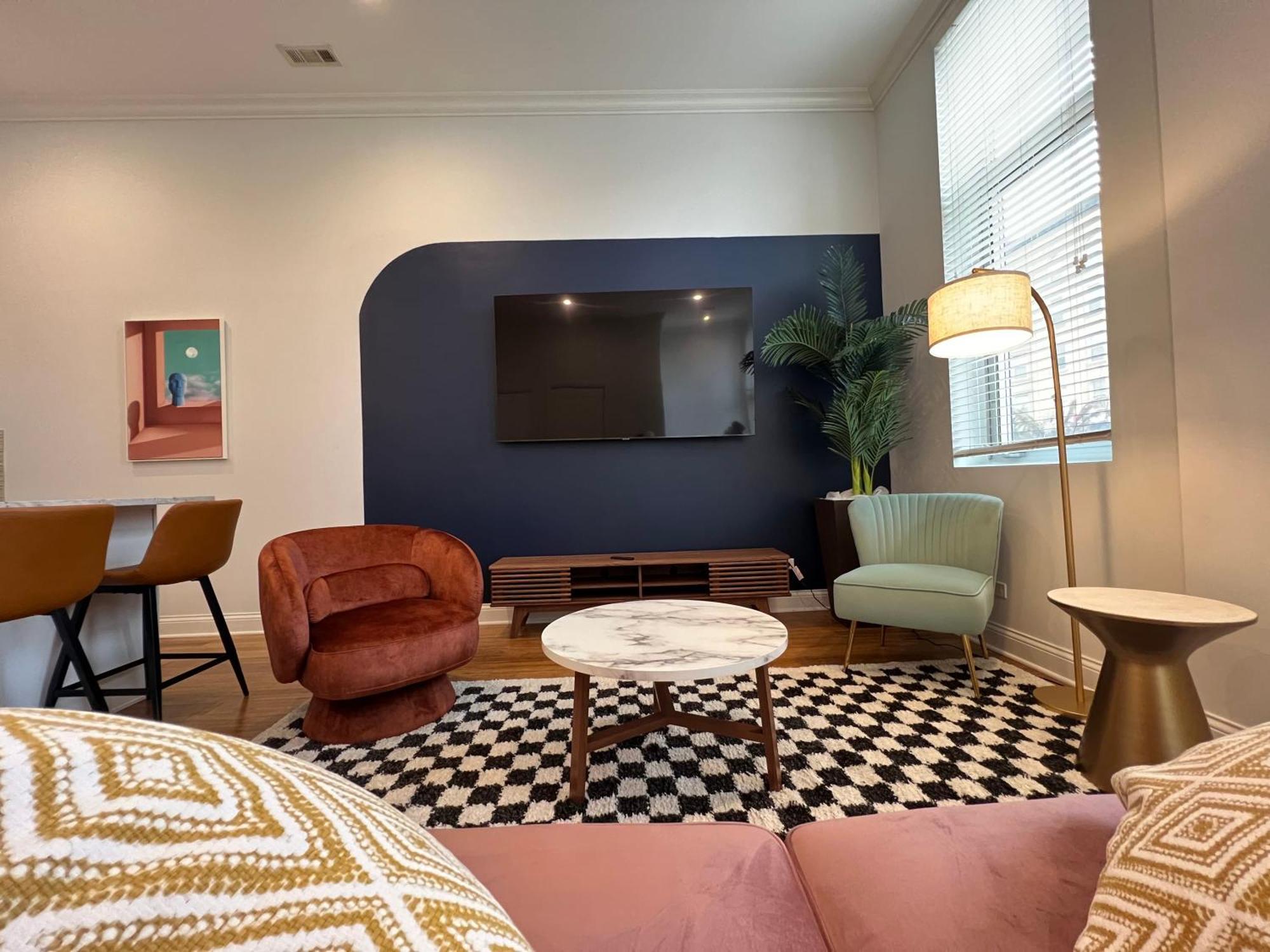 Chic 1 Bedroom W Parking Apartment