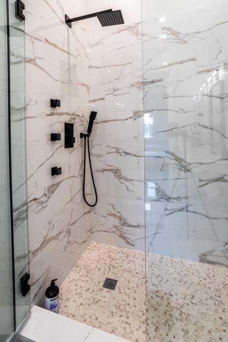 Apartment Large 2-bedroom With Huge Roof Deck View Of Skyline