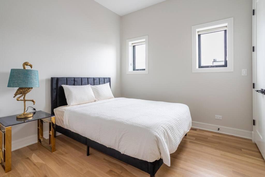 Large 2-bedroom With Huge Roof Deck View Of Skyline