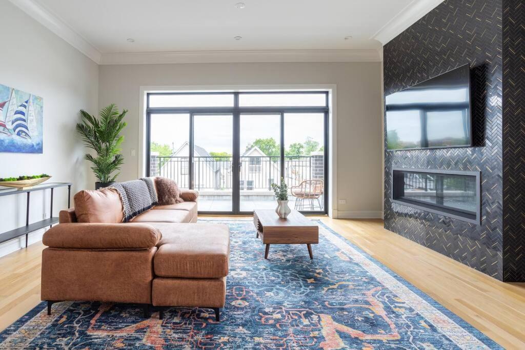 Large 2-bedroom With Huge Roof Deck View Of Skyline Apartment *