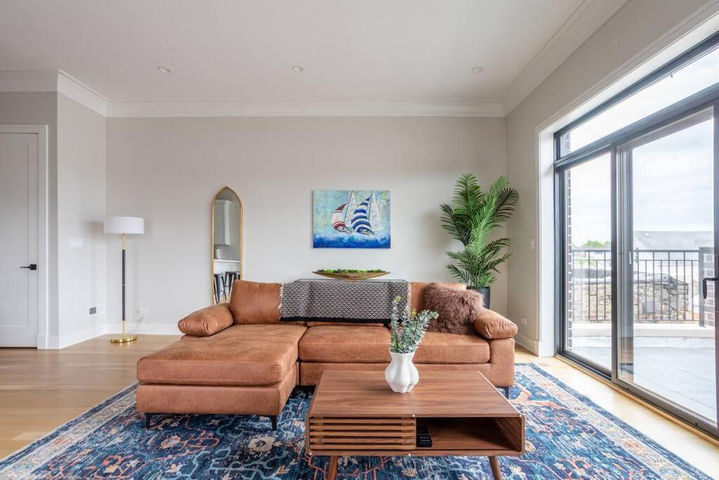 Large 2-bedroom With Huge Roof Deck View Of Skyline Apartment Chicago