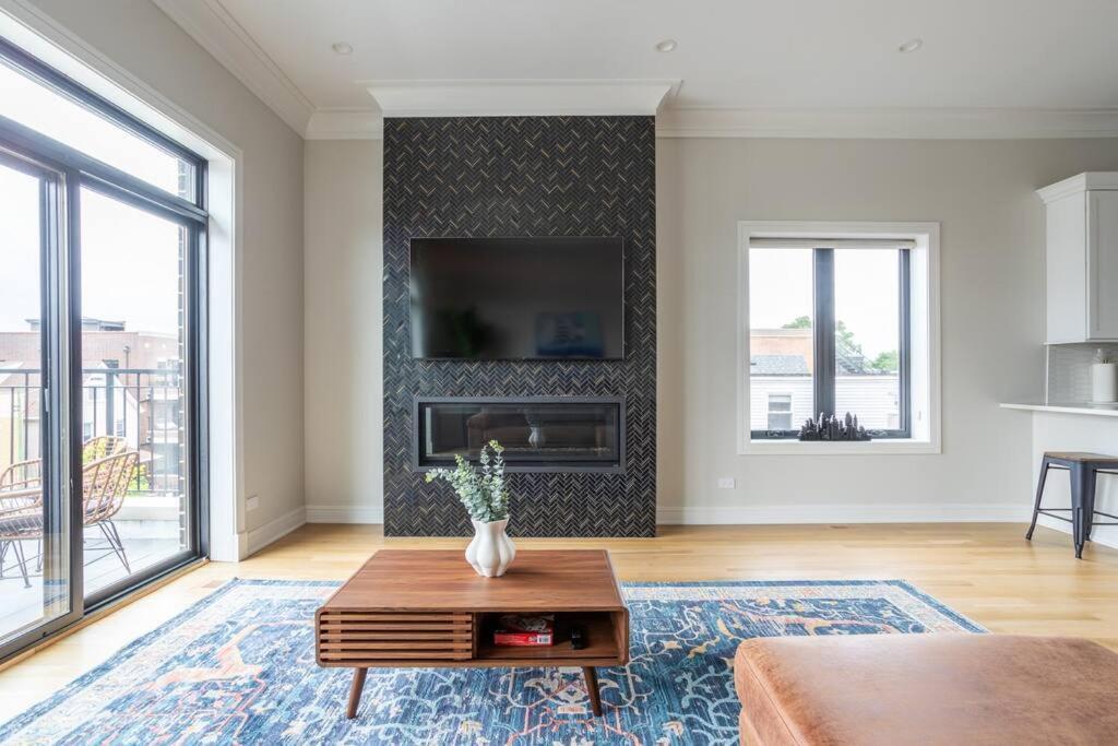 Large 2-bedroom With Huge Roof Deck View Of Skyline *