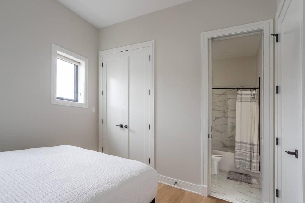 Large 2-bedroom With Huge Roof Deck View Of Skyline Apartment