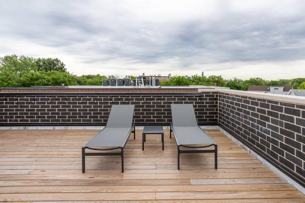 Apartment Large 2-bedroom With Huge Roof Deck View Of Skyline *