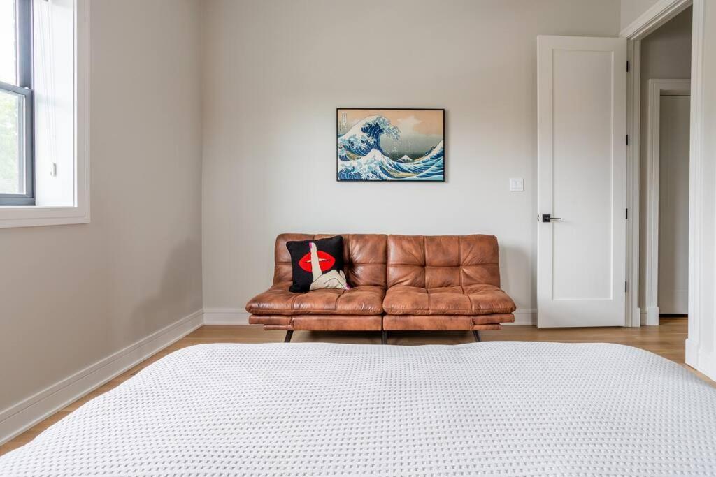 Large 2-bedroom With Huge Roof Deck View Of Skyline