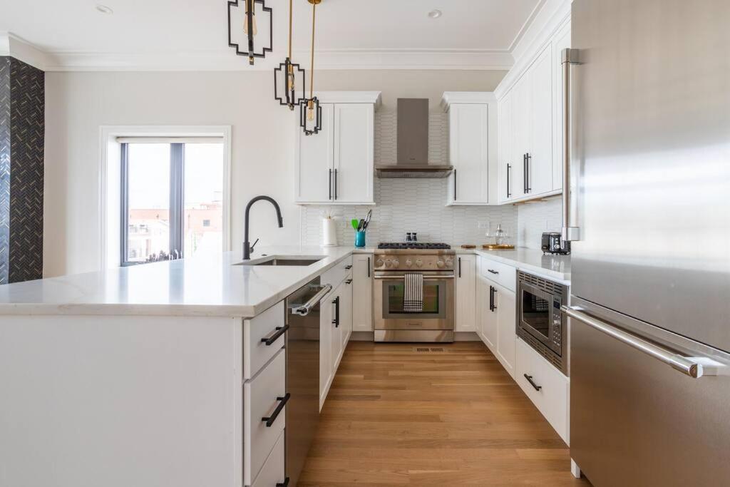 Apartment Large 2-bedroom With Huge Roof Deck View Of Skyline *