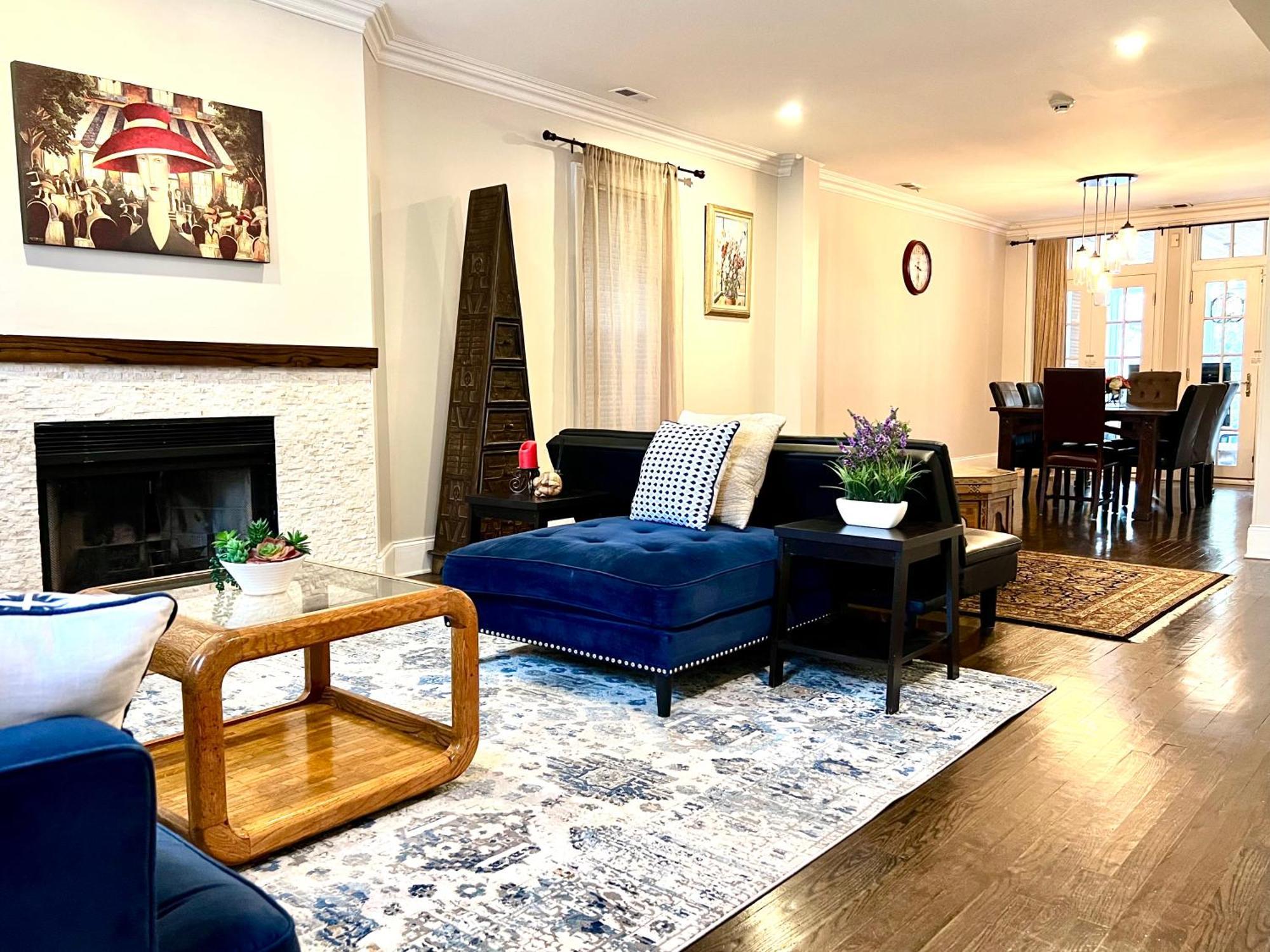 5 Bedroom Huge House In Location Parking Fireplace Back Yard