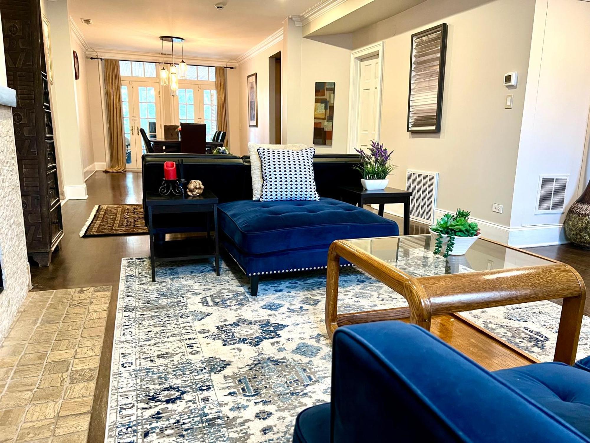 5 Bedroom Huge House In Location Parking Fireplace Back Yard Chicago