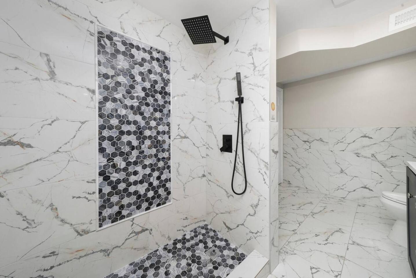 Gorgeous 5 Bedroom Gem With Games Holiday home Chicago