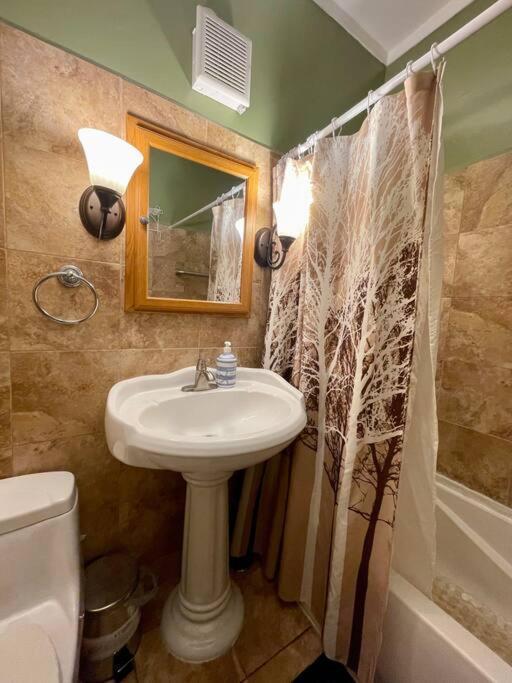 Apartment Cozy, Spacious Self-checkin In I Car Available