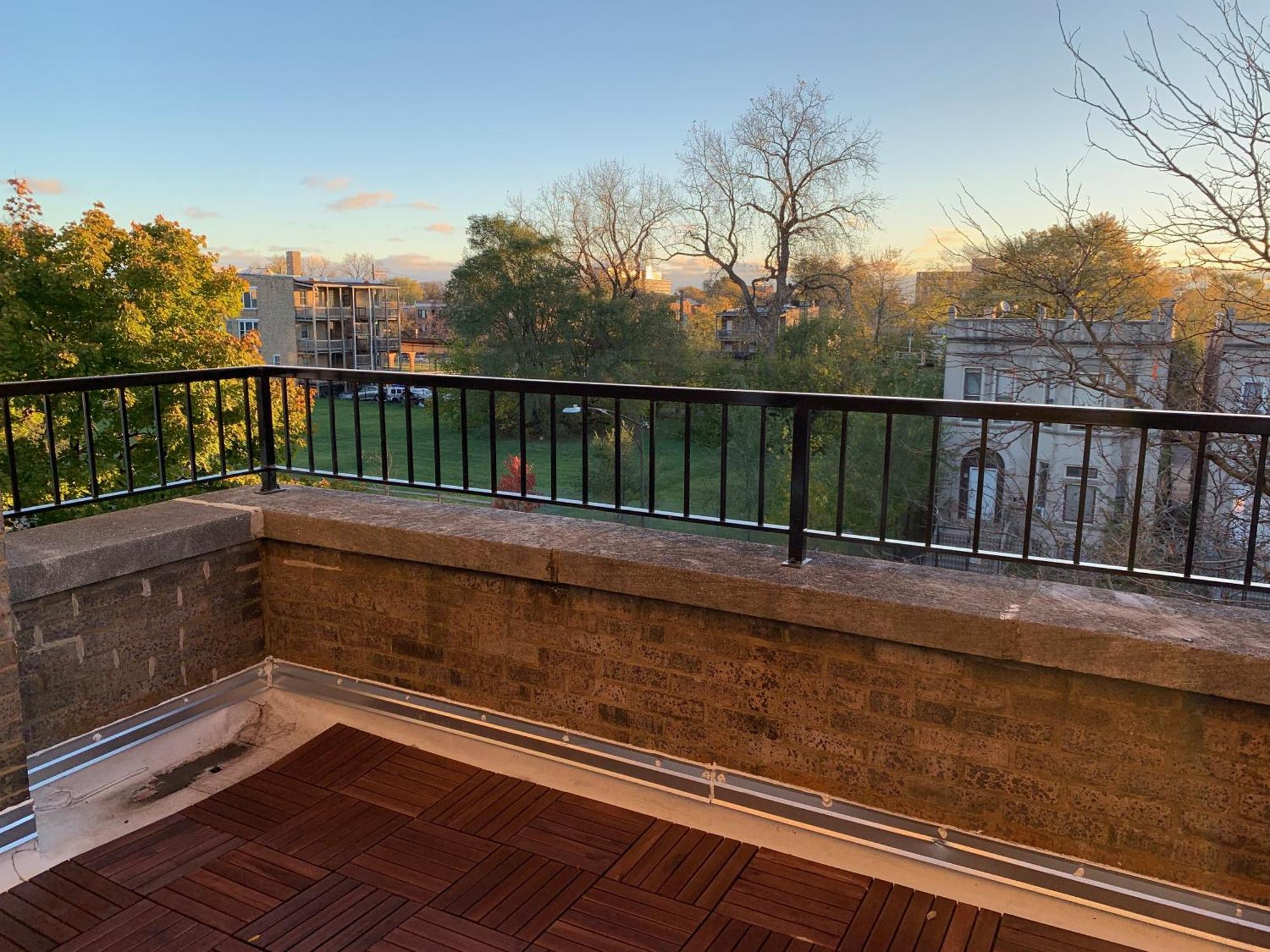Entire With Private Balcony * Chicago