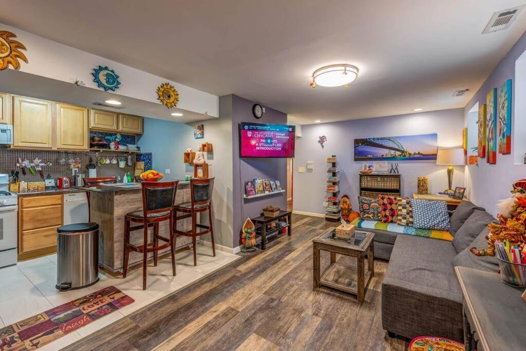 Near Uchicago & Metra & Hot Tub & Jacuzzi Escape Apartamento Chicago