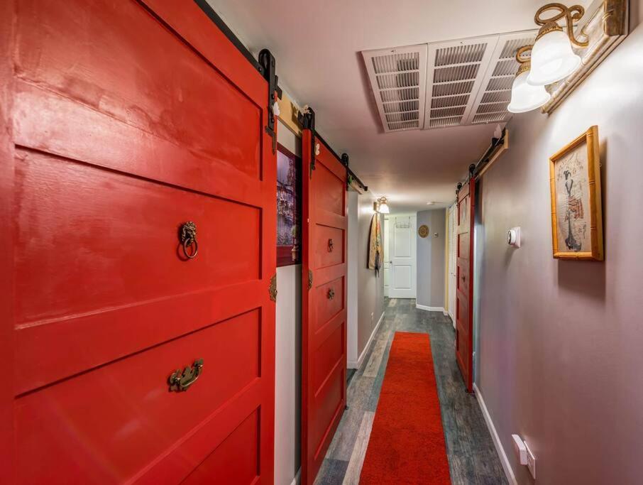 Near Uchicago & Metra & Hot Tub & Jacuzzi Escape Apartamento Chicago