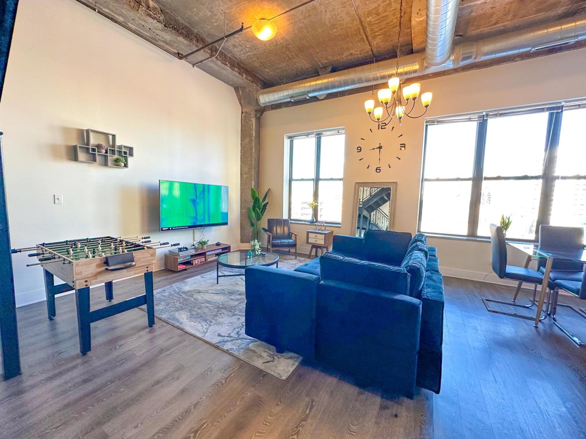 Mccormick Place 3br Luxury Penthouse Duplex With Personal Rooftop And Optional Parking For 8 Guests In South Loop *