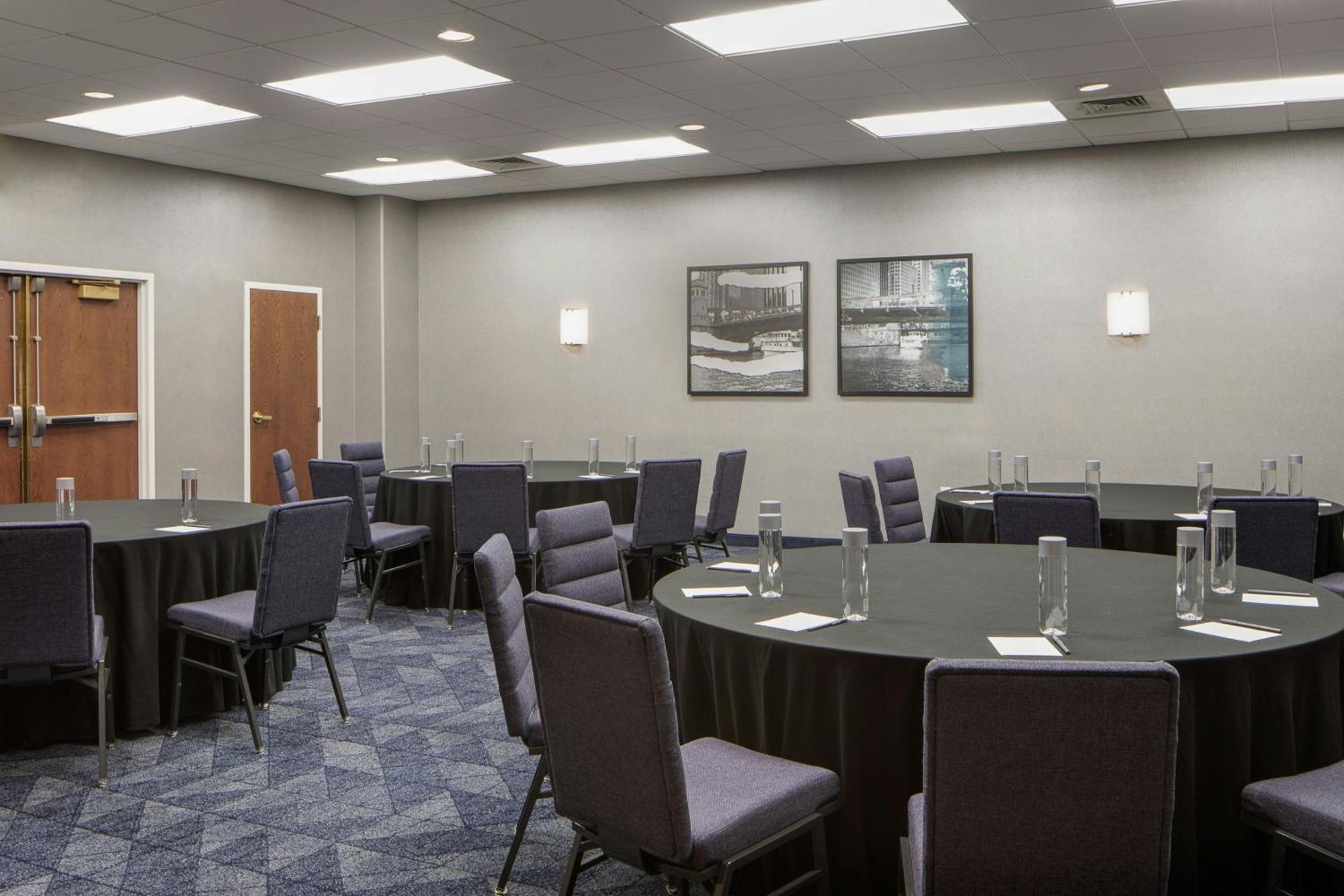 Courtyard By Marriott Downtown/river North Hotel 3*
