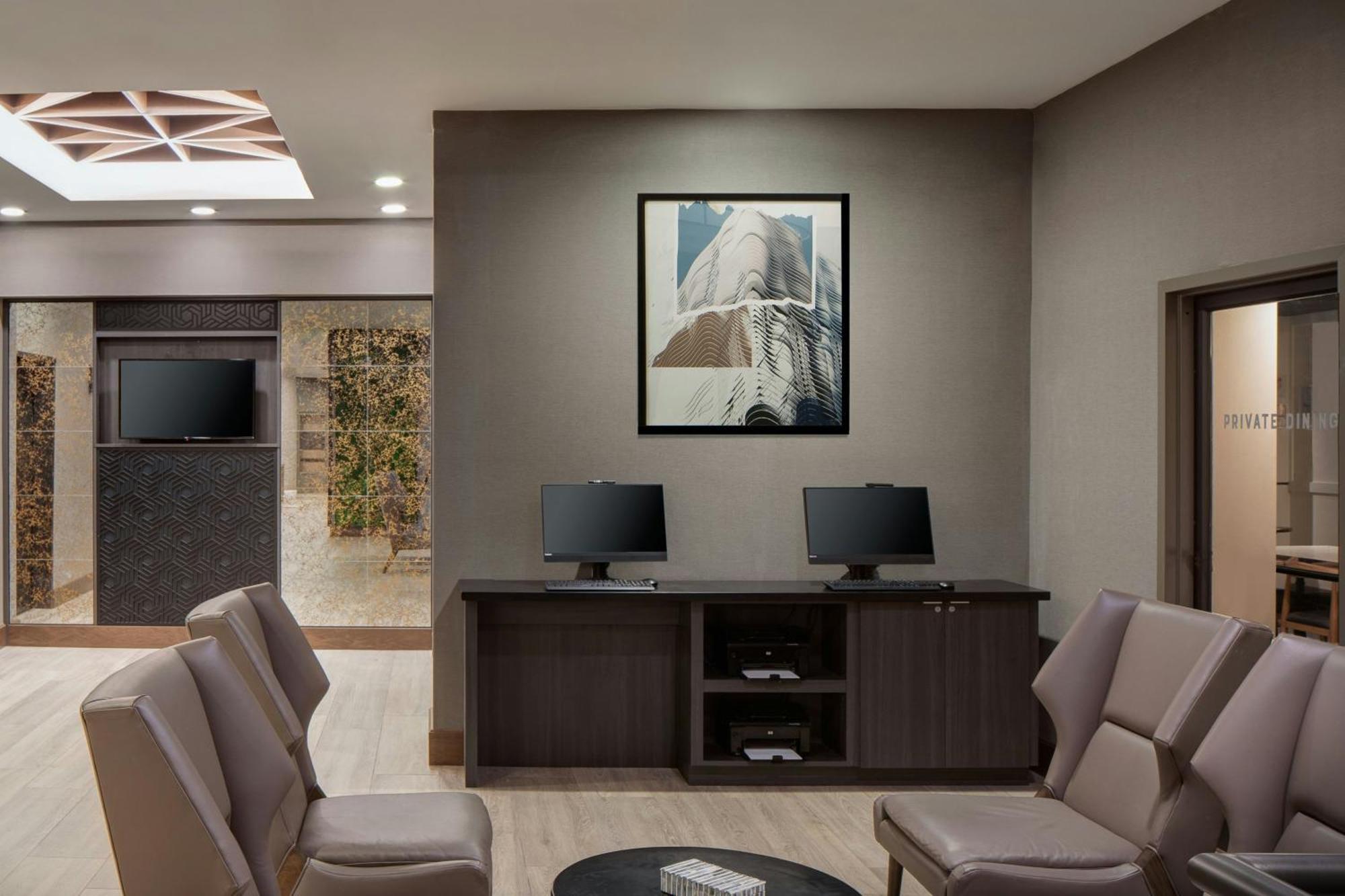 Courtyard By Marriott Downtown/river North 3*