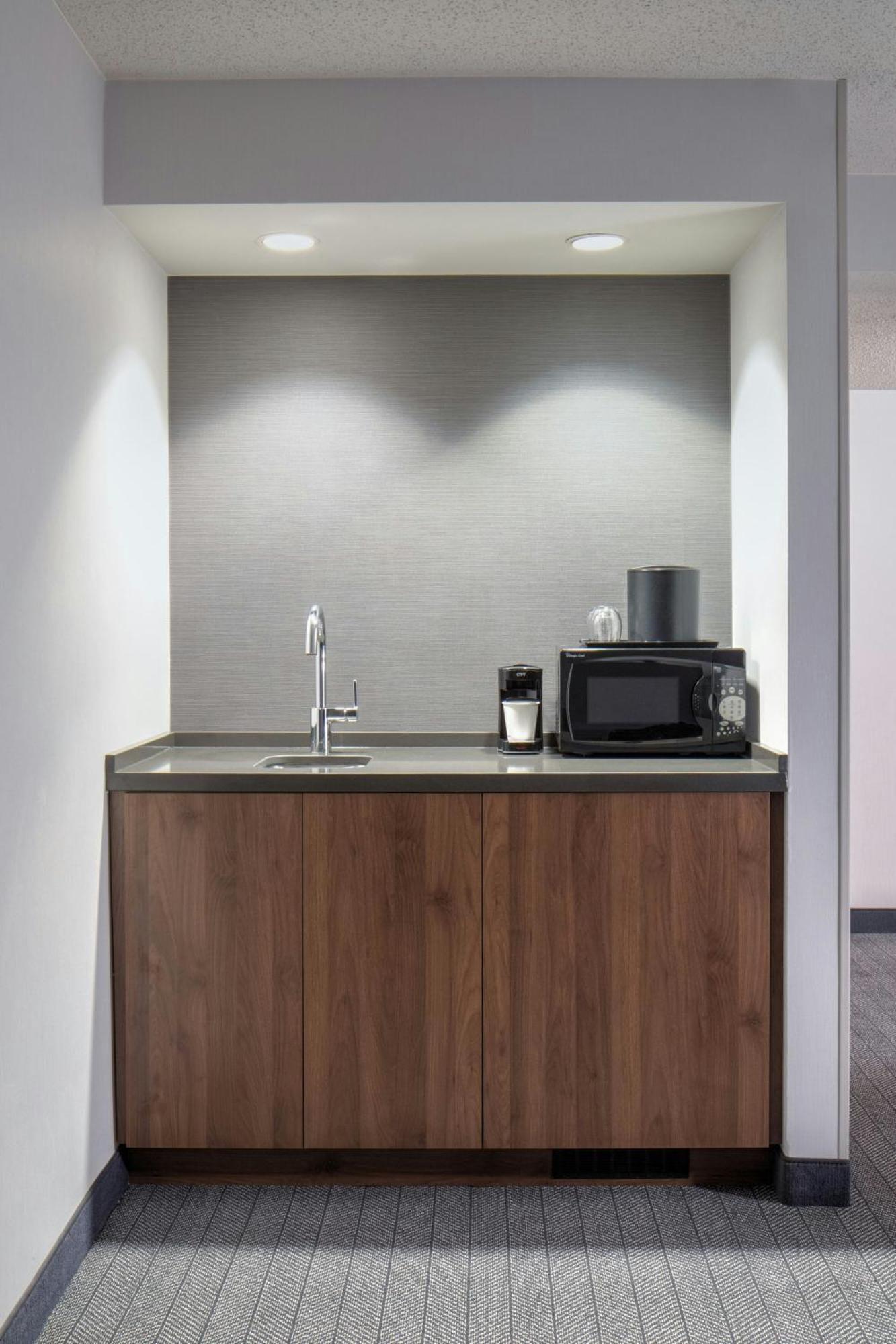 Courtyard By Marriott Downtown/river North Hotel