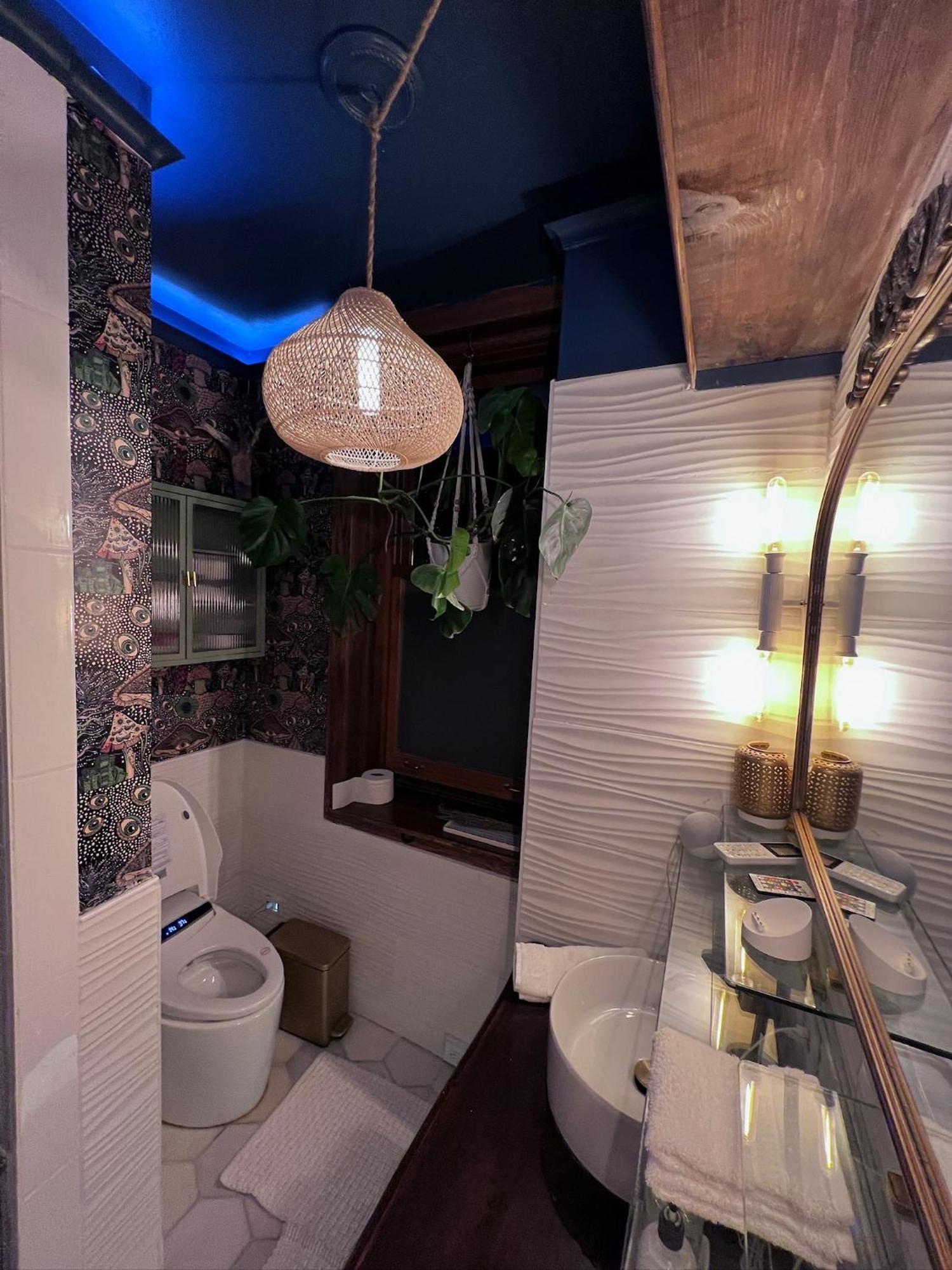 Cozy Castle - Centrally Located Connected Chicago