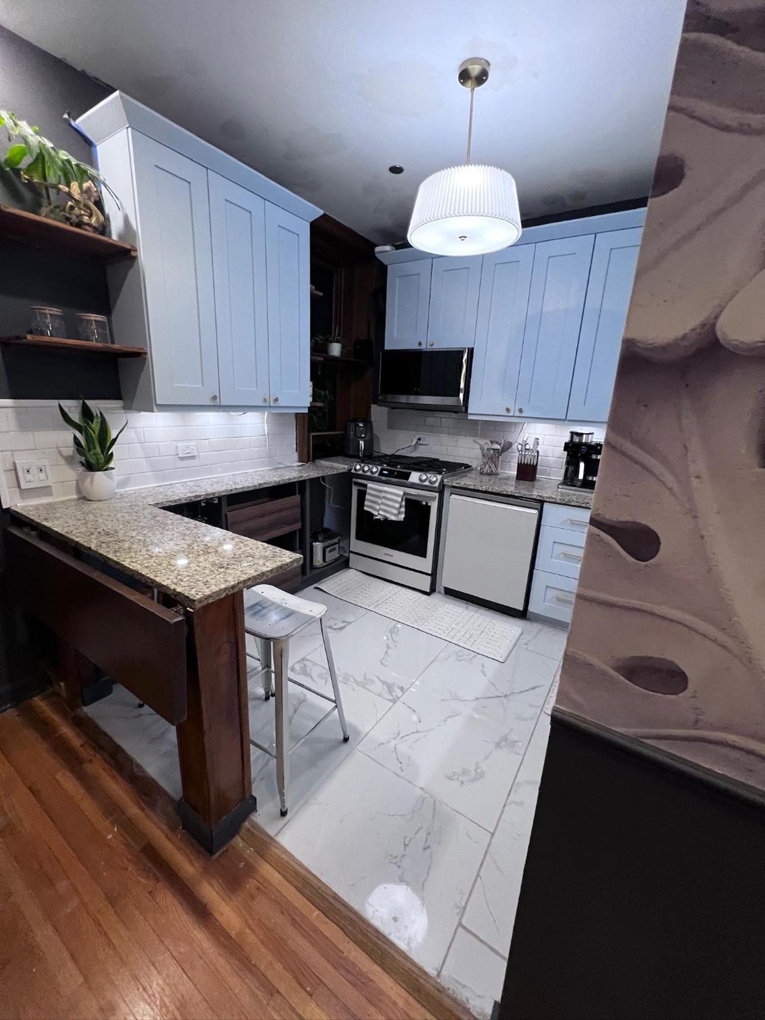 Apartment Cozy Castle - Centrally Located Connected Chicago