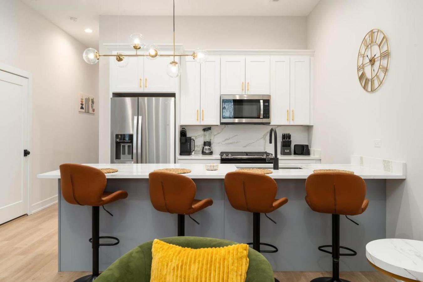 Modern 3br Near Dt Chi *