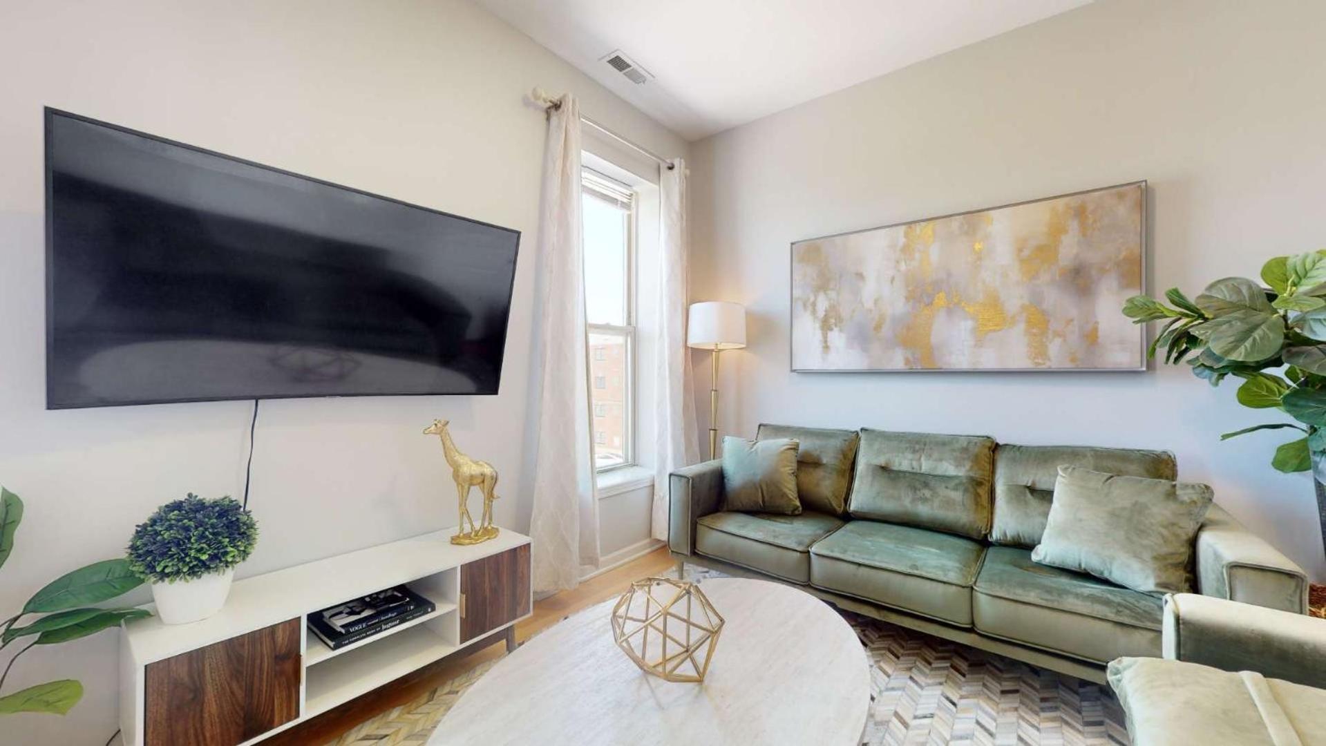 Sleek Urban Retreat Steps From Il Med District Appartement *