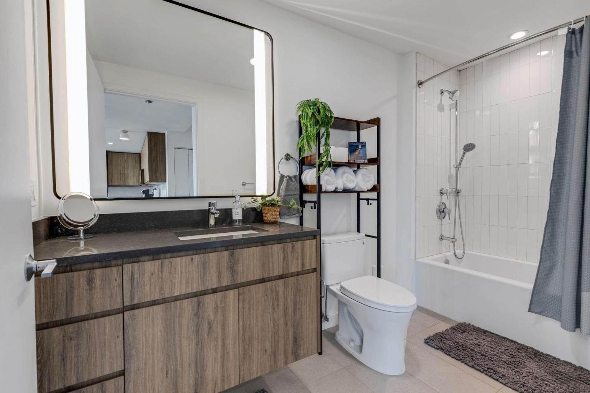 Luxurious 3bd Penthouse L Private Patio L Gym L Stunning Rooftop Chicago