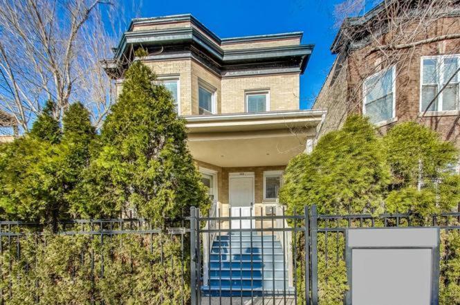 Uptown Bright & Modern - Steps To Lake, Train, Amazing Food & Free Parking