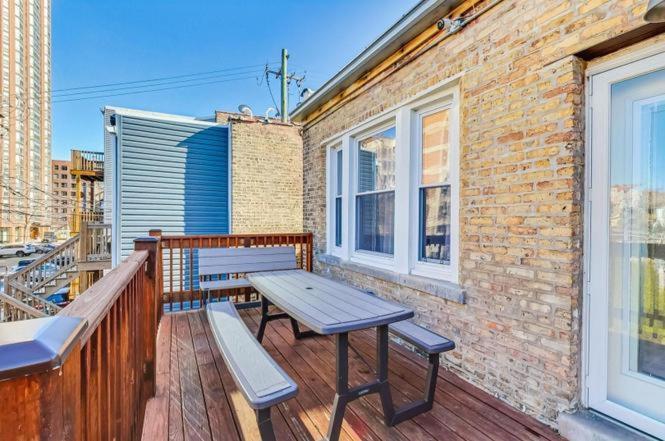 Uptown Bright & Modern - Steps To Lake, Train, Amazing Food & Free Parking Apartment *