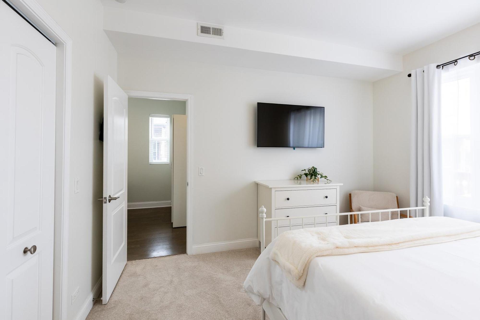 Uptown Bright & Modern - Steps To Lake, Train, Amazing Food & Free Parking