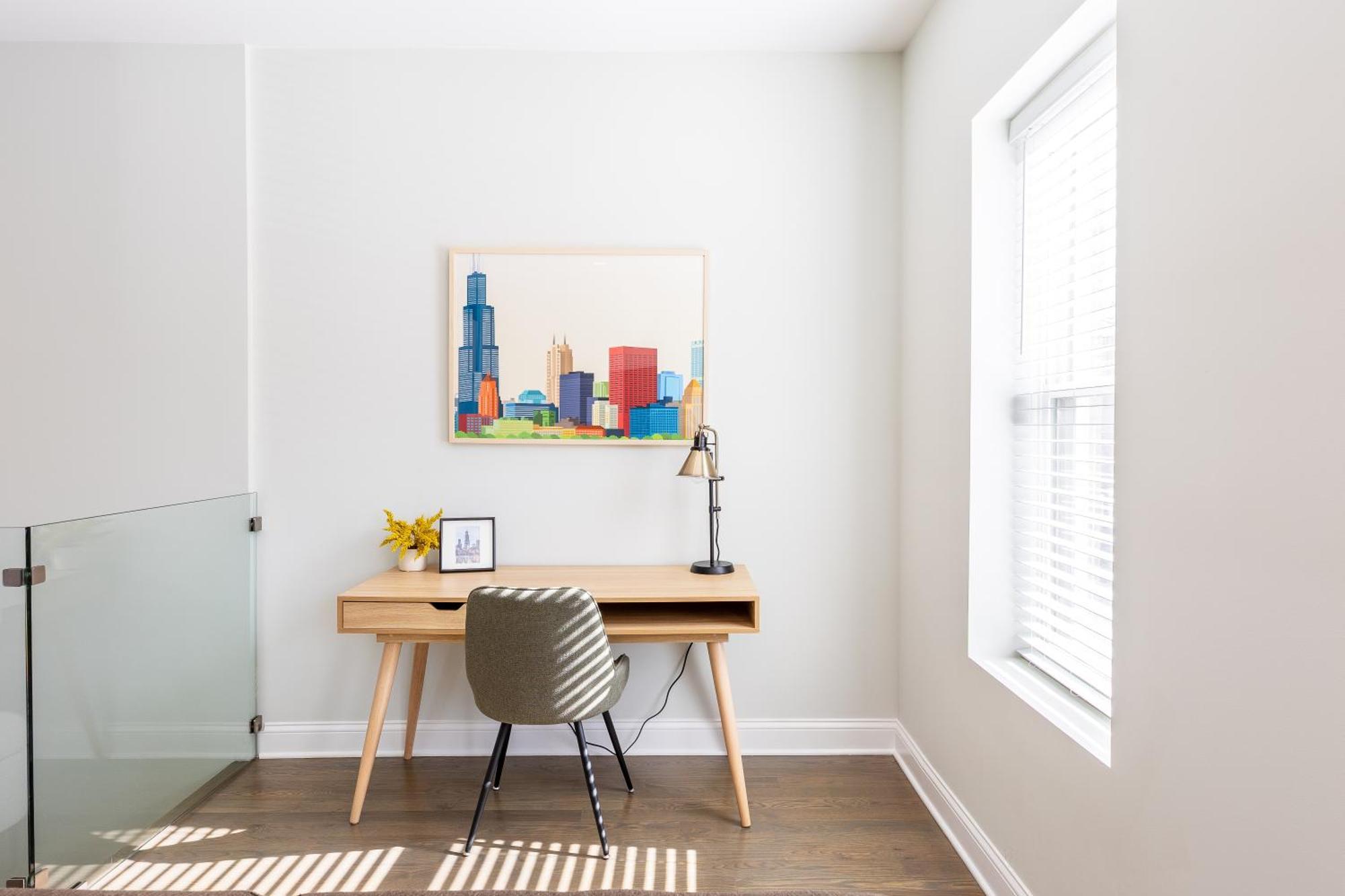 Apartment Uptown Bright & Modern - Steps To Lake, Train, Amazing Food & Free Parking *