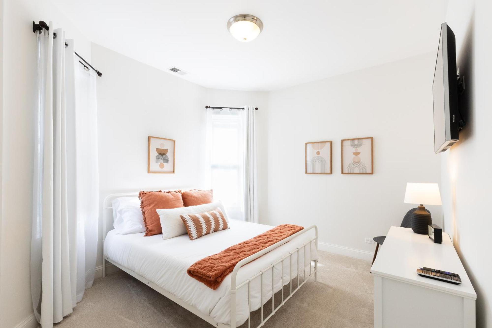 Uptown Bright & Modern - Steps To Lake, Train, Amazing Food & Free Parking Apartment