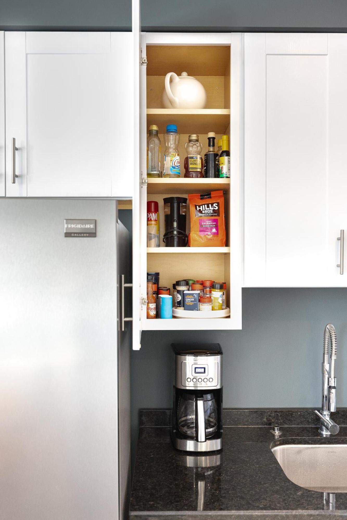 Uptown Bright & Modern - Steps To Lake, Train, Amazing Food & Free Parking Apartment