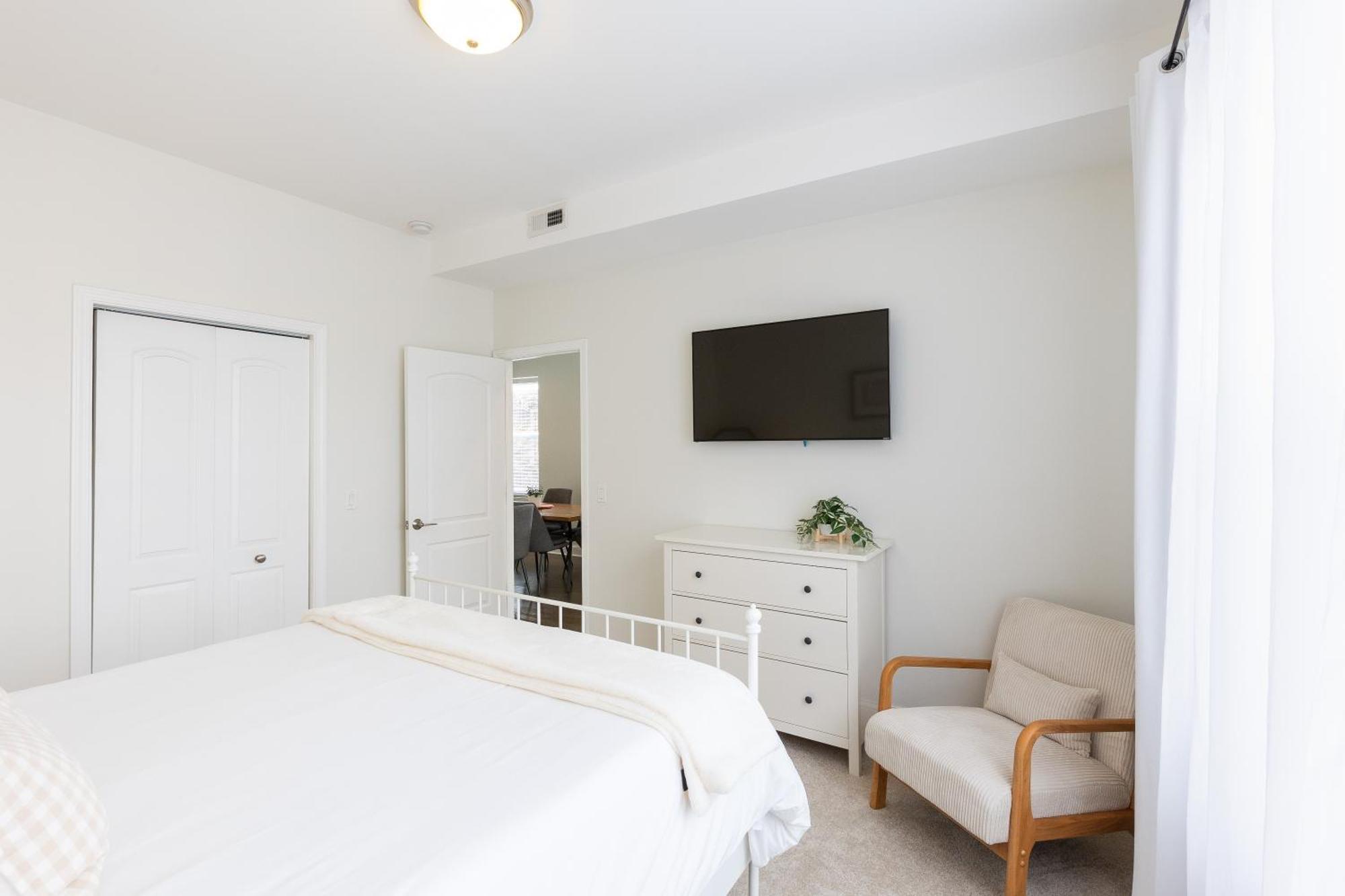 Uptown Bright & Modern - Steps To Lake, Train, Amazing Food & Free Parking Apartment *