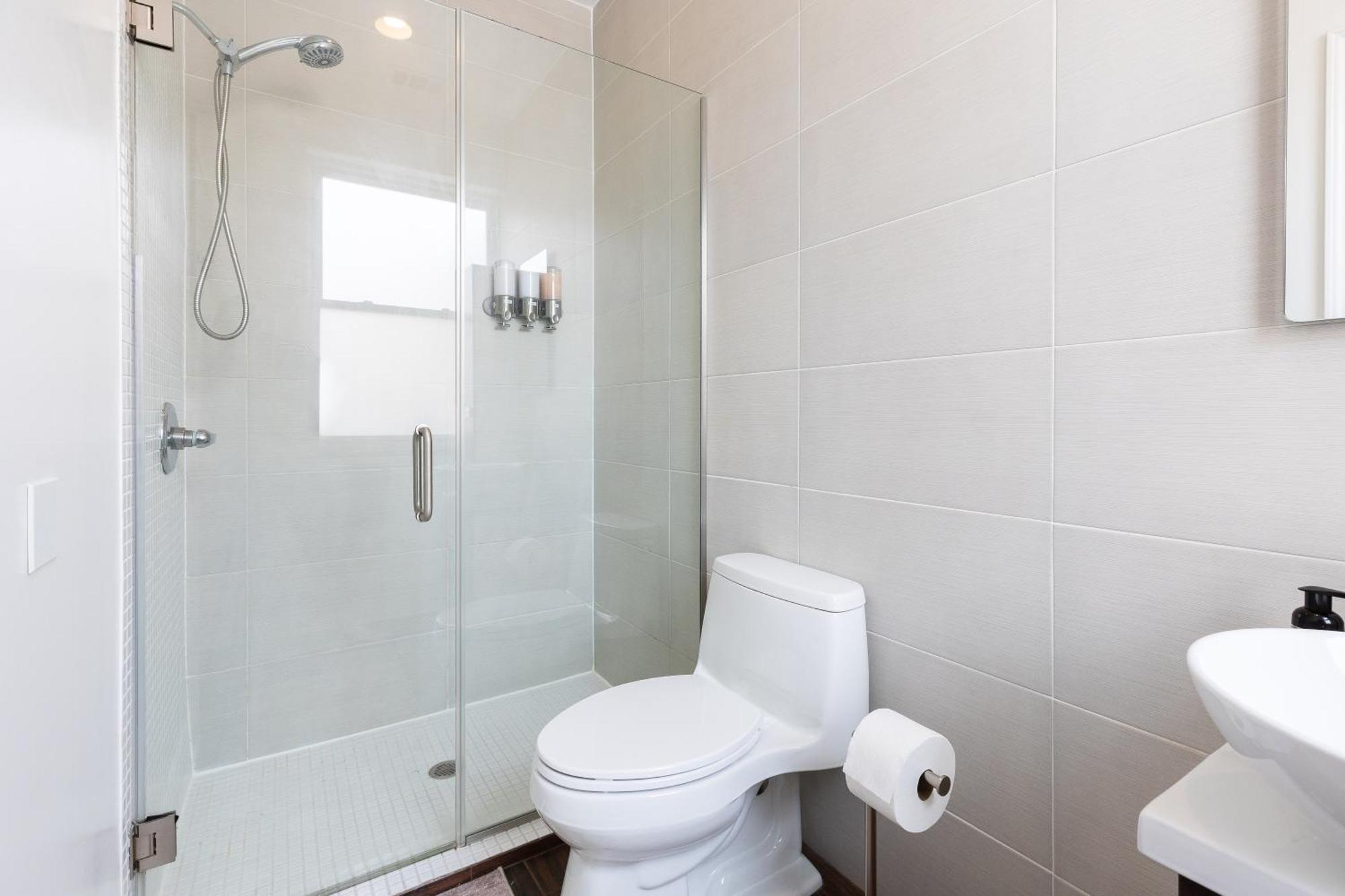 Uptown Bright & Modern - Steps To Lake, Train, Amazing Food & Free Parking