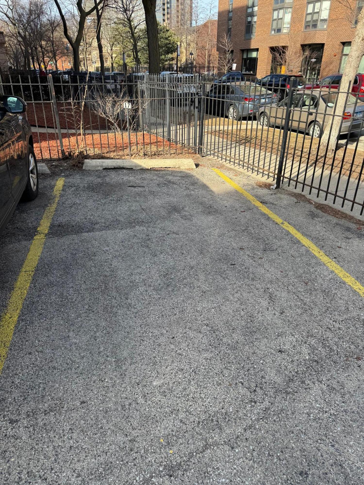 Uptown Bright & Modern - Steps To Lake, Train, Amazing Food & Free Parking Apartment