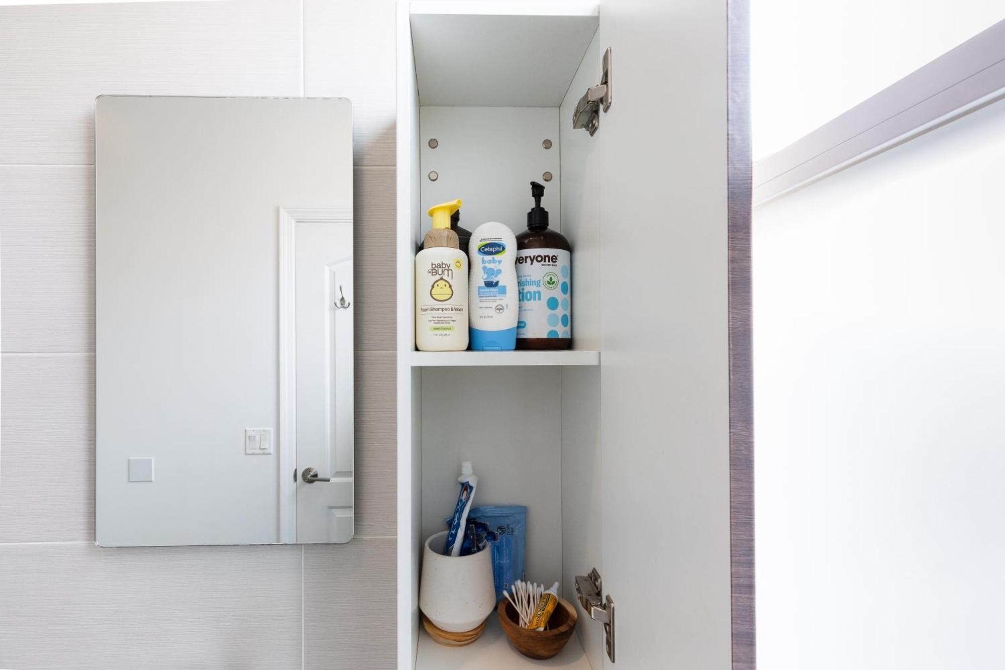 Uptown Bright & Modern - Steps To Lake, Train, Amazing Food & Free Parking Apartment *