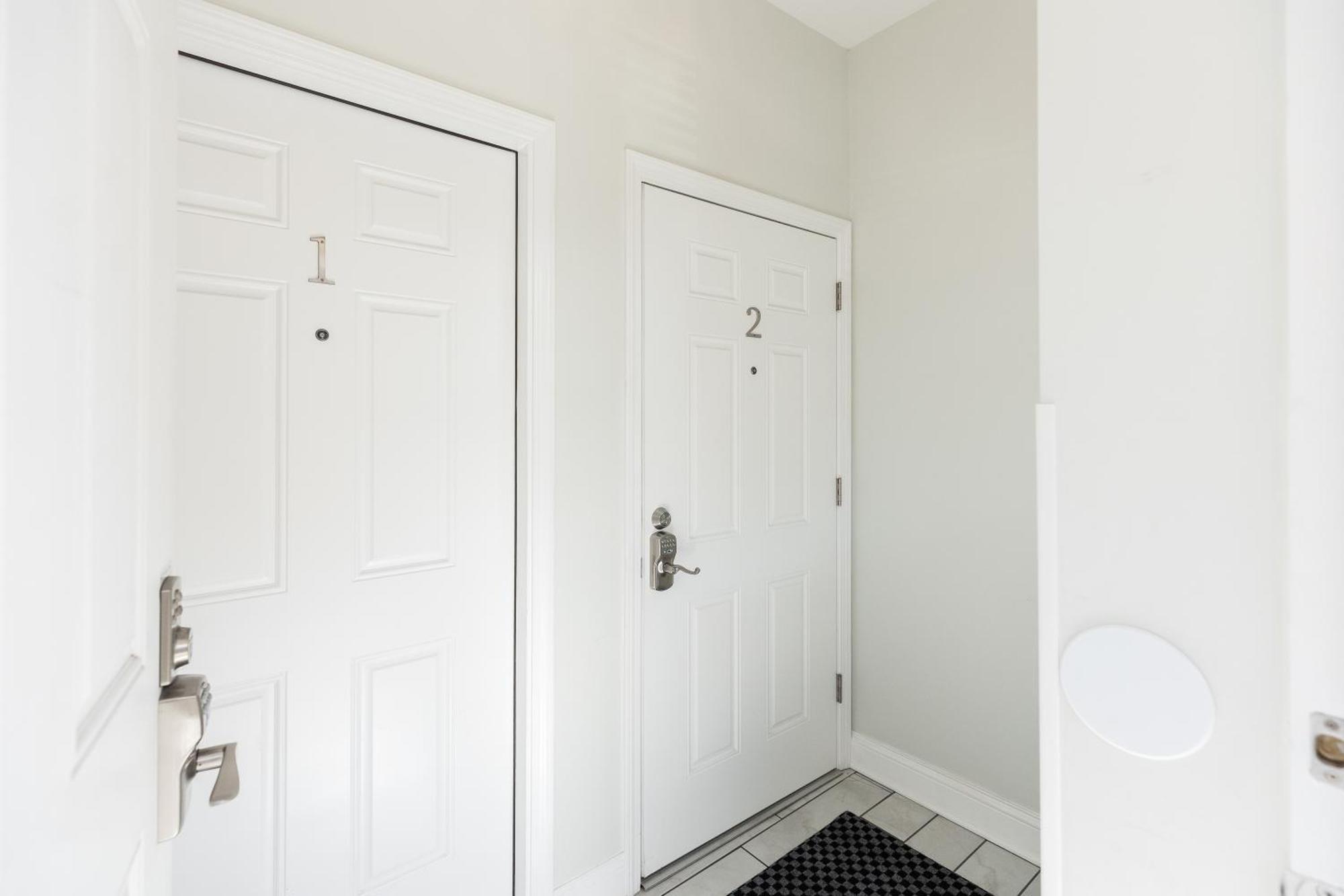 Apartment Uptown Bright & Modern - Steps To Lake, Train, Amazing Food & Free Parking *