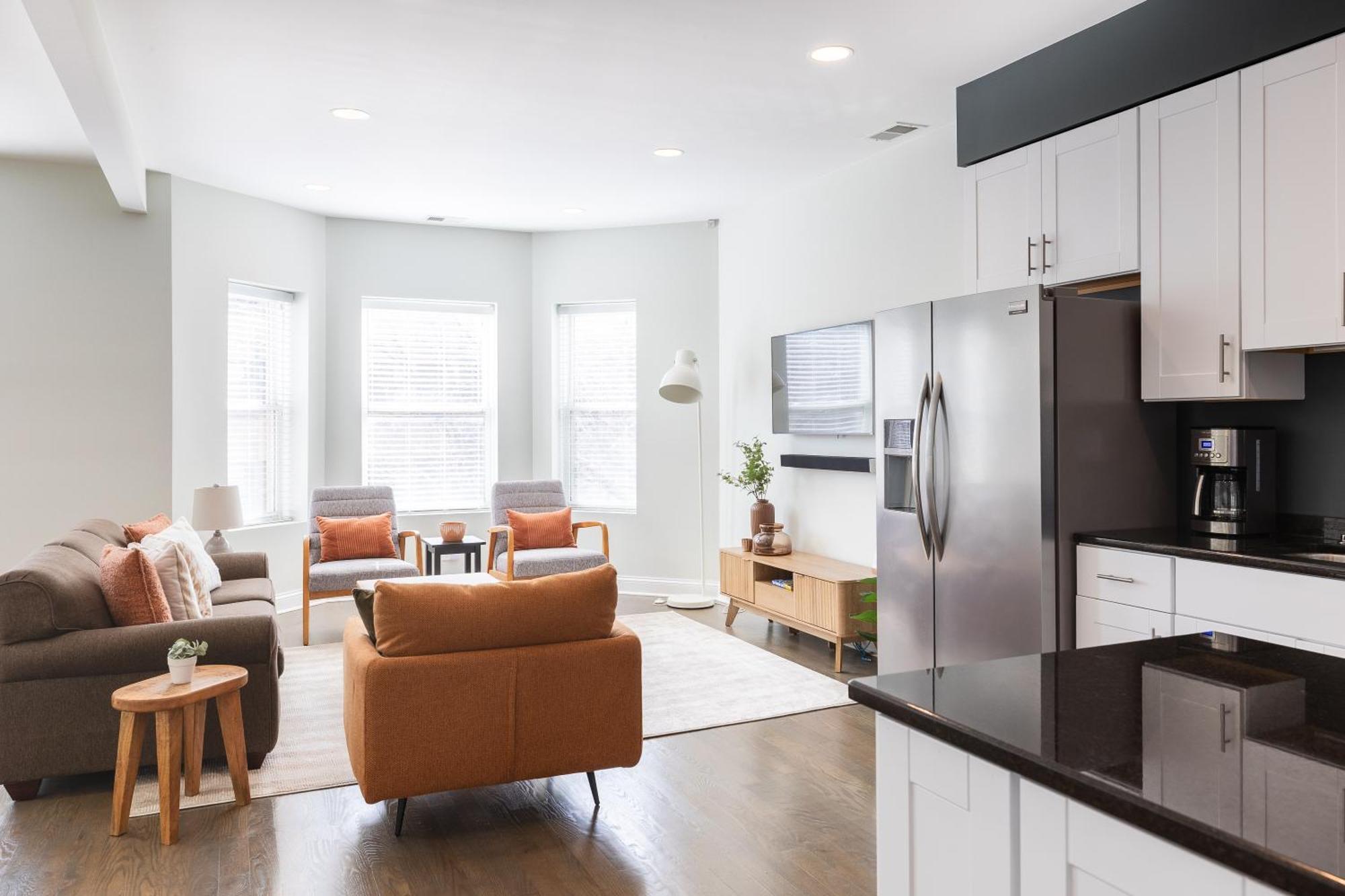 Apartment Uptown Bright & Modern - Steps To Lake, Train, Amazing Food & Free Parking *