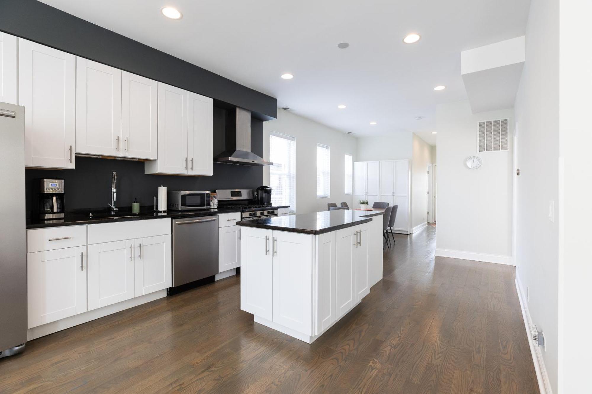 Apartment Uptown Bright & Modern - Steps To Lake, Train, Amazing Food & Free Parking *