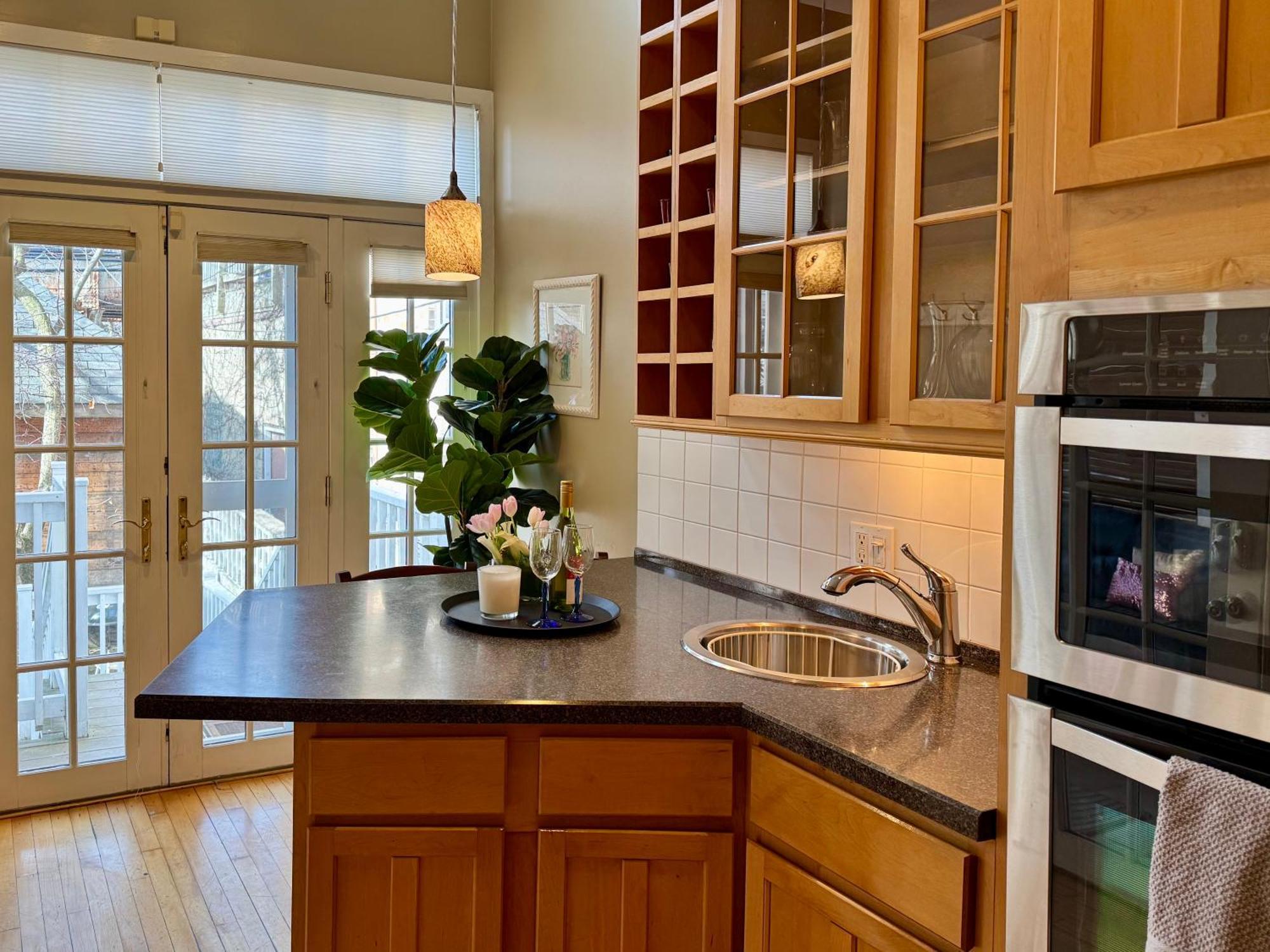 Casa de Férias 3 Bedroom Spacious In Ideal Location W Free Parking Back Yard Pets Welcome *