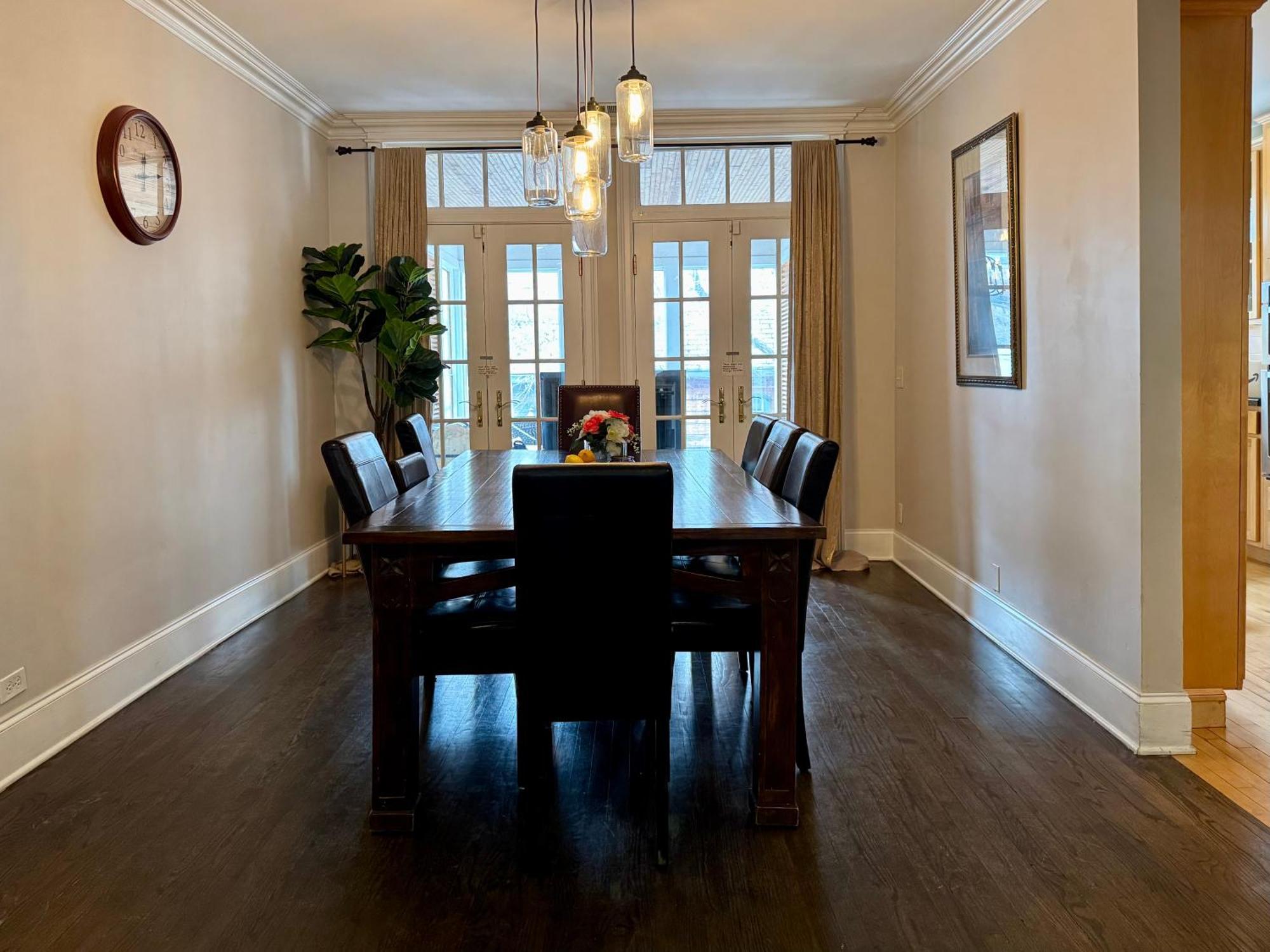 Casa de Férias 3 Bedroom Spacious In Ideal Location W Free Parking Back Yard Pets Welcome