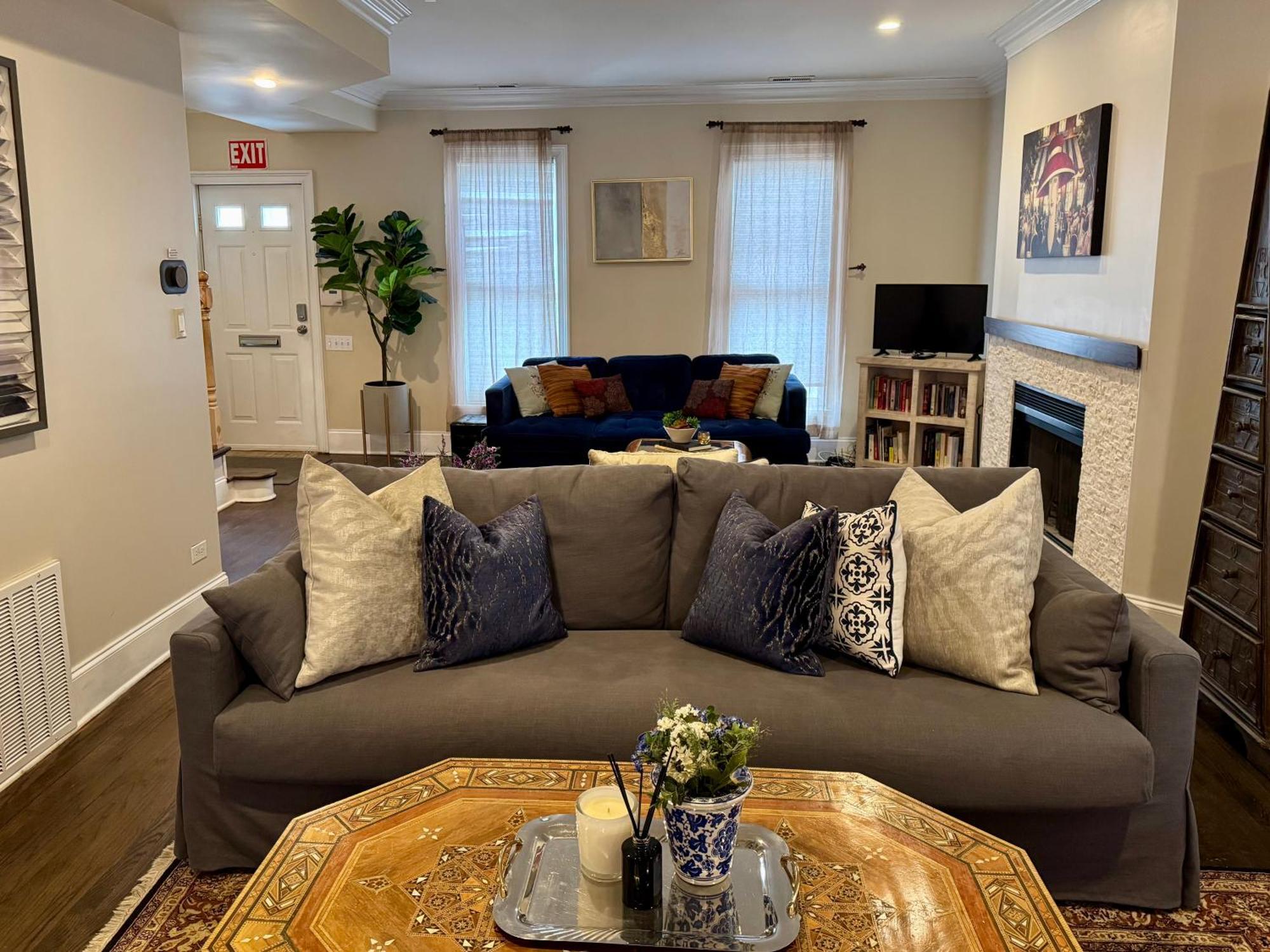 5 Bedroom Huge House In Location Parking Fireplace Back Yard * Chicago