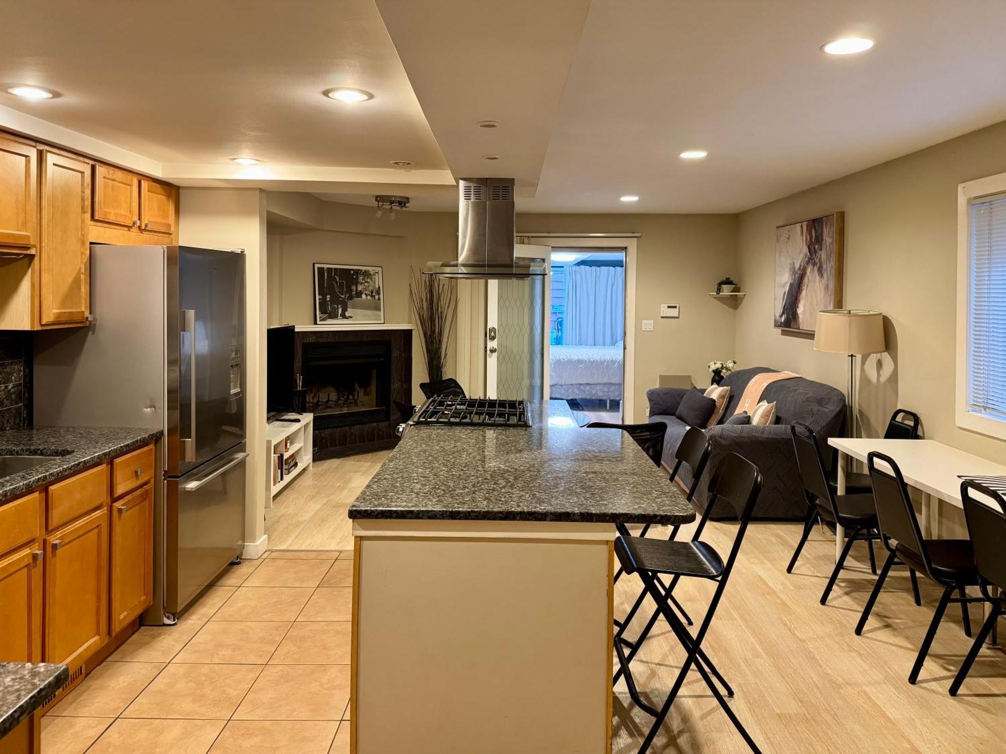 Holiday home Designer Themed 4 Bedroom In Location With Patio And Fireplace Chicago