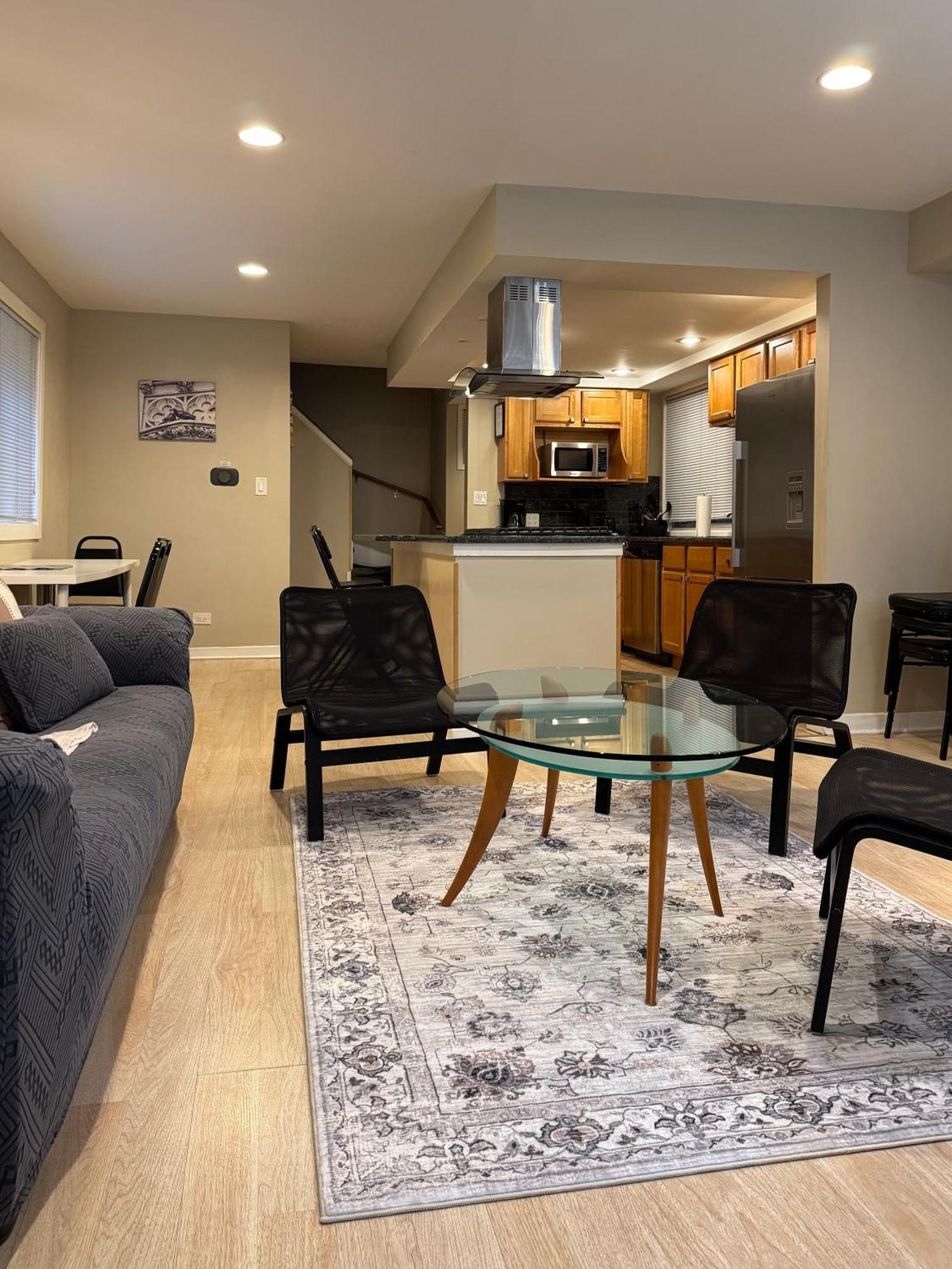 Designer Themed 4 Bedroom In Location With Patio And Fireplace *