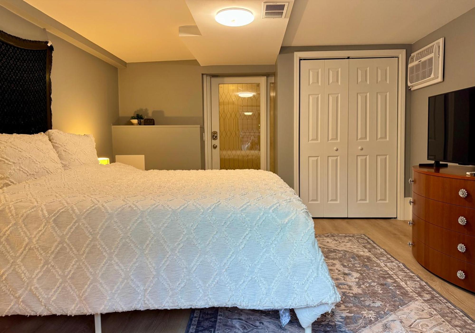 Designer Themed 4 Bedroom In Location With Patio And Fireplace * Chicago