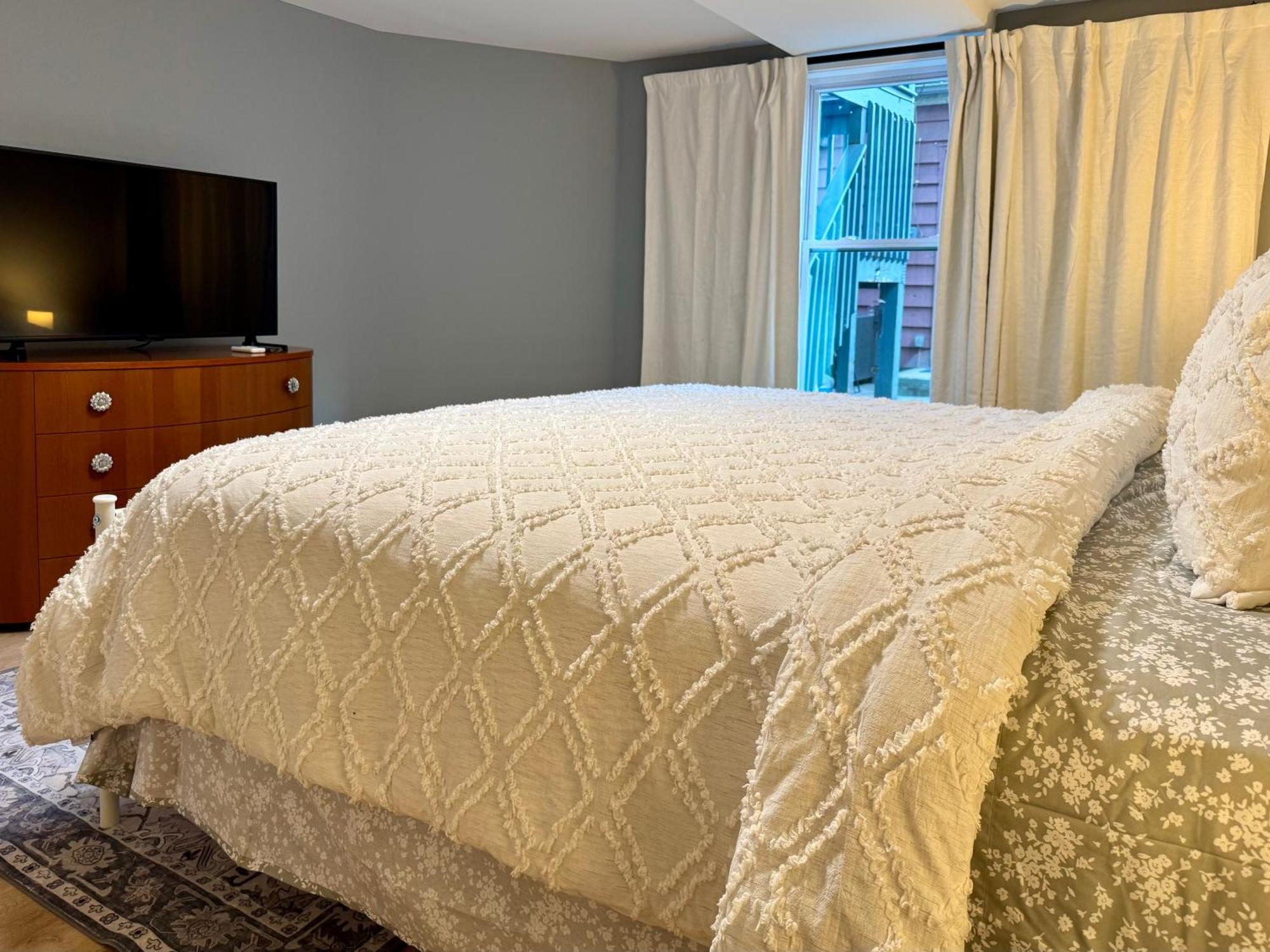 Designer Themed 4 Bedroom In Location With Patio And Fireplace Holiday home *