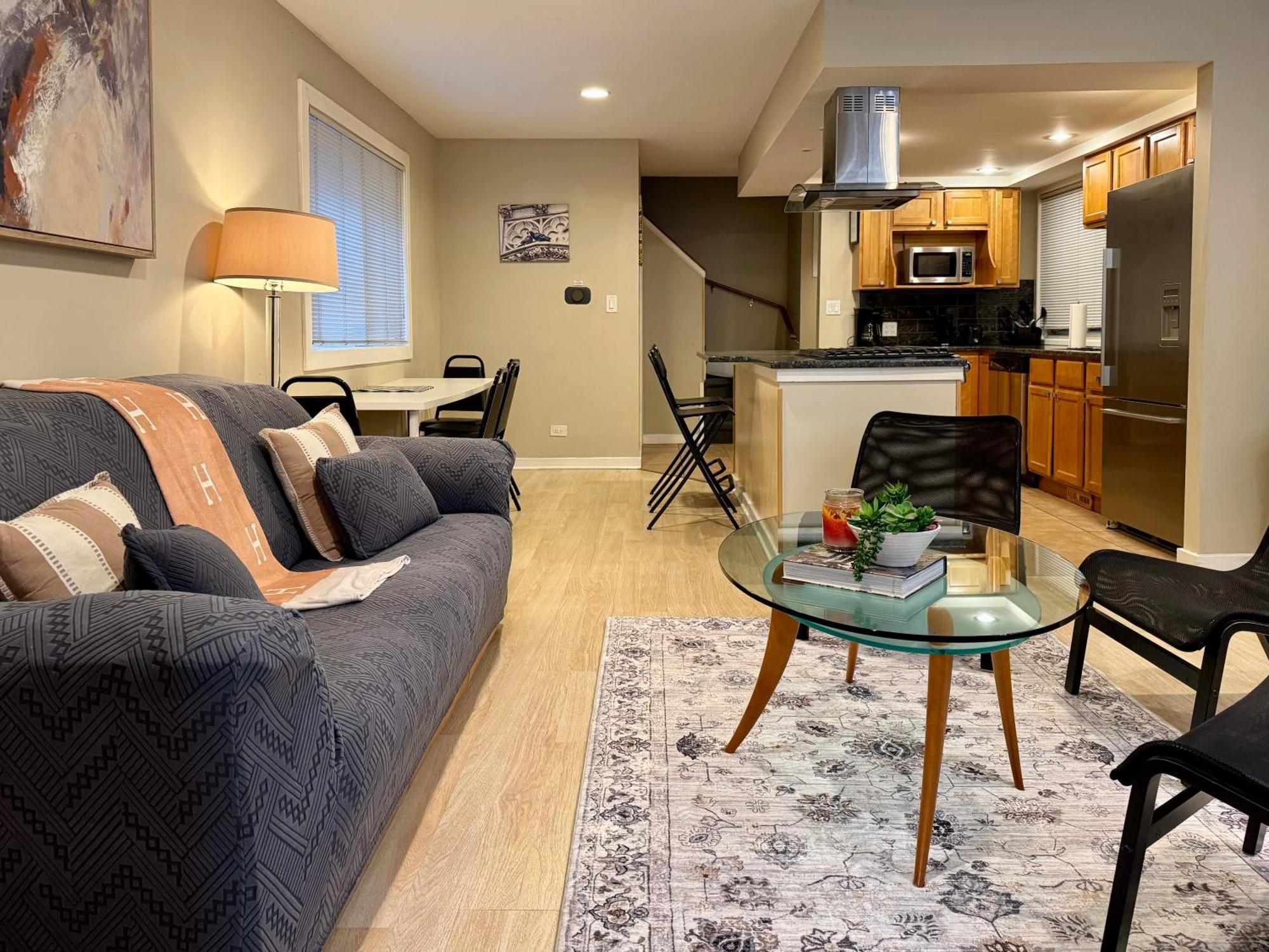 Designer Themed 4 Bedroom In Location With Patio And Fireplace Holiday home Chicago